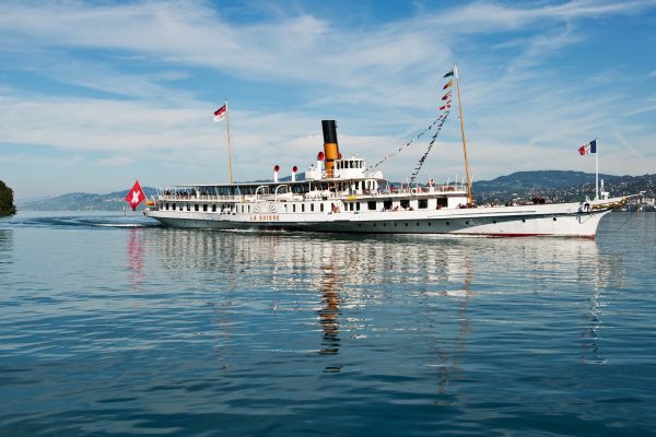 bateau de croisière sur le Lac Léman